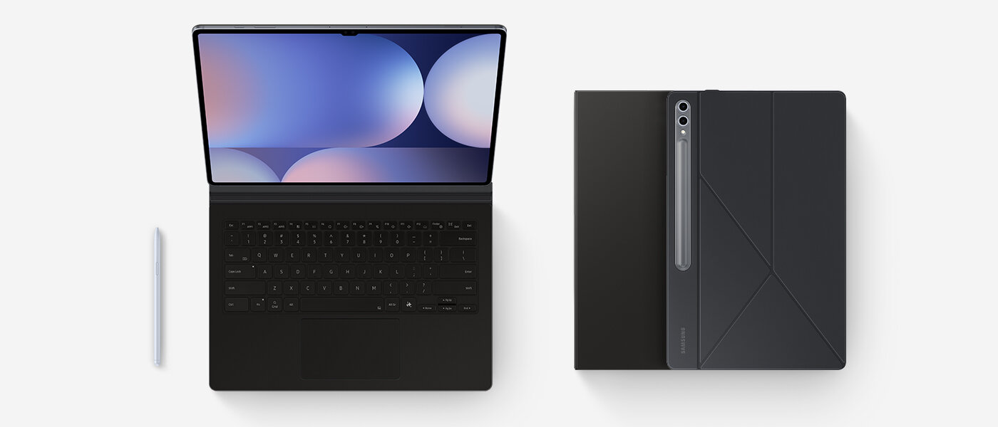 Widok z przodu Galaxy Tab S10 z przymocowanym etui Book Cover Keyboard i rysikiem S Pen umieszczonym obok. Z boku dwa zamknięte urządzenia z etui z klawiaturą ułożone jedno na drugim, przy czym jedno urządzenie jest skierowane do góry, a drugie do dołu. Obraz przedstawia otwarty laptop z widoczną klawiaturą i ekranem wyświetlającym abstrakcyjną grafikę oraz zamknięte etui na tablet z miejscem na rysik. Obok znajduje się biały rysik.