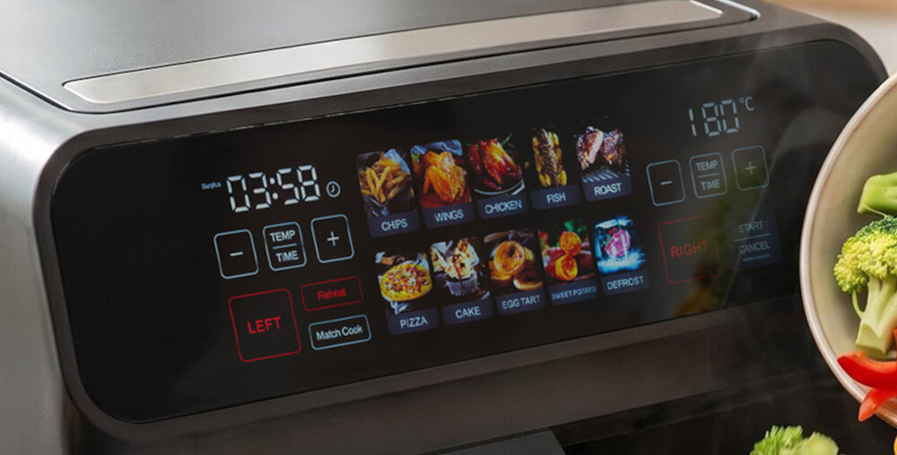 Panel sterowania frytkownicy z wyświetlaczem pokazującym czas 03:58 i temperaturę 180°C. Widoczne są ikony różnych trybów gotowania, takich jak CHIPS, WINGS, CHICKEN, FISH, oraz przyciski funkcyjne, w tym TEMP, TIME, LEFT, RIGHT, START, CANCEL.