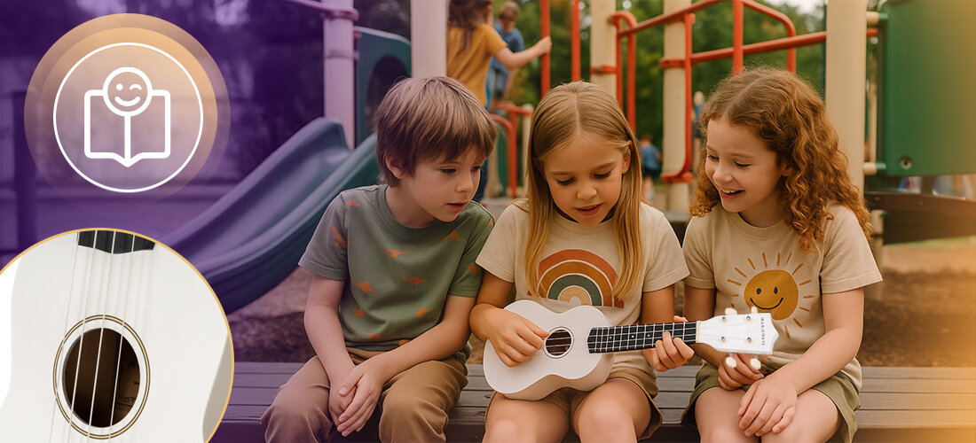 Troje dzieci siedzi na ławce, a jedno z nich trzyma białe ukulele. W tle widać plac zabaw, a w lewym górnym rogu znajduje się ikona z uśmiechniętą twarzą i książką.