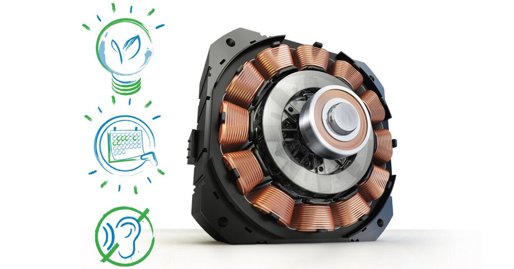 Obraz przedstawia element mechaniczny z miedzianymi zwojami, prawdopodobnie część silnika. Obok znajdują się trzy ikony: liść w żarówce, dłoń z wodą i ucho, symbolizujące ekologiczność, efektywność i cichą pracę.