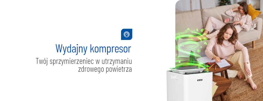 Obraz przedstawia osuszacz powietrza z napisem \'Wydajny kompresor Twój sprzymierzeniec w utrzymaniu zdrowego powietrza\'. W tle widać dwie osoby siedzące na kanapie.