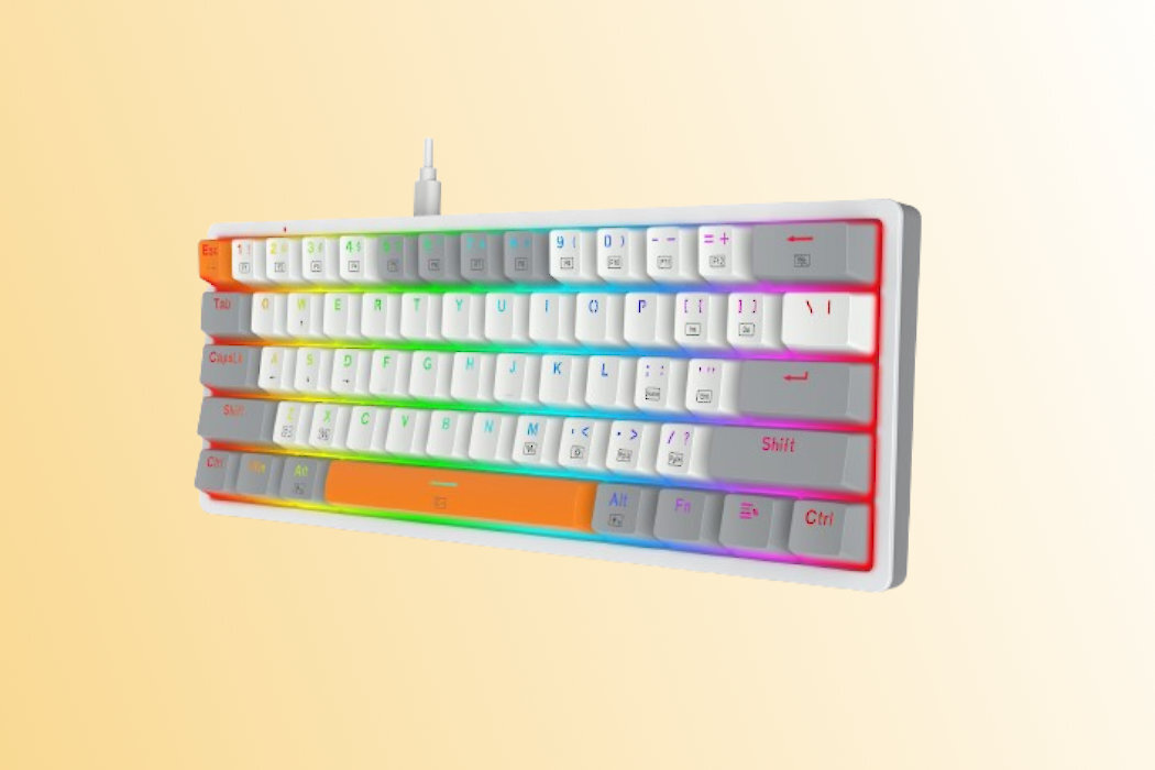 Klawiatura z podświetleniem RGB, posiada białe i szare klawisze z oznaczeniami liter i symboli. Widoczny jest kabel wychodzący z górnej części klawiatury.