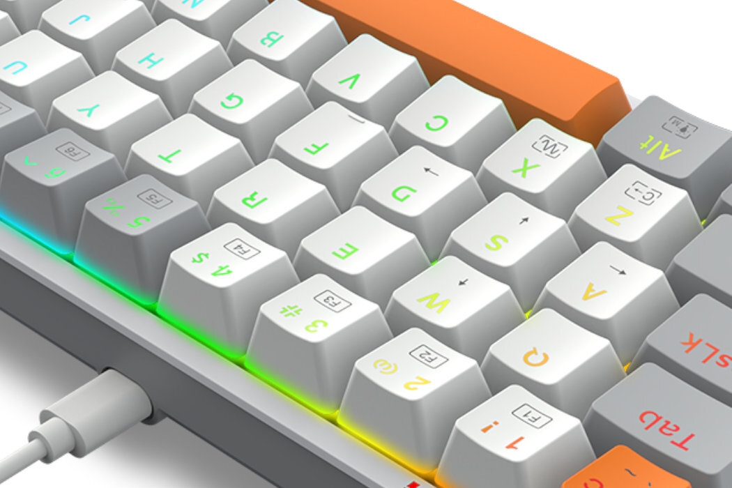 Klawiatura z białymi klawiszami, na których widoczne są litery i symbole w różnych kolorach. Pod klawiszami widać podświetlenie RGB w odcieniach zieleni i żółci.