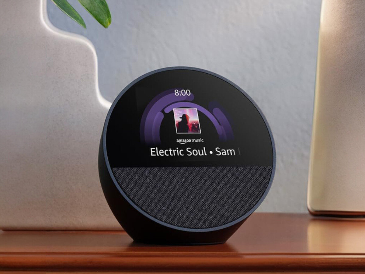 Czarny głośnik z ekranem wyświetla godzinę 8:00, okładkę albumu oraz tekst \'amazon music Electric Soul • Sam\'.