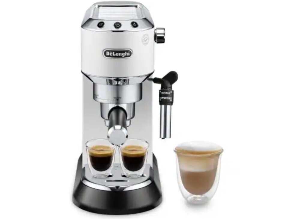 Na obrazie widoczny jest biały ekspres do kawy z logo \'DeLonghi\', obok którego znajdują się dwie filiżanki z kawą. Ekspres posiada dyszę do spieniania mleka z napisem \'Hot Milk Cappuccino\'.