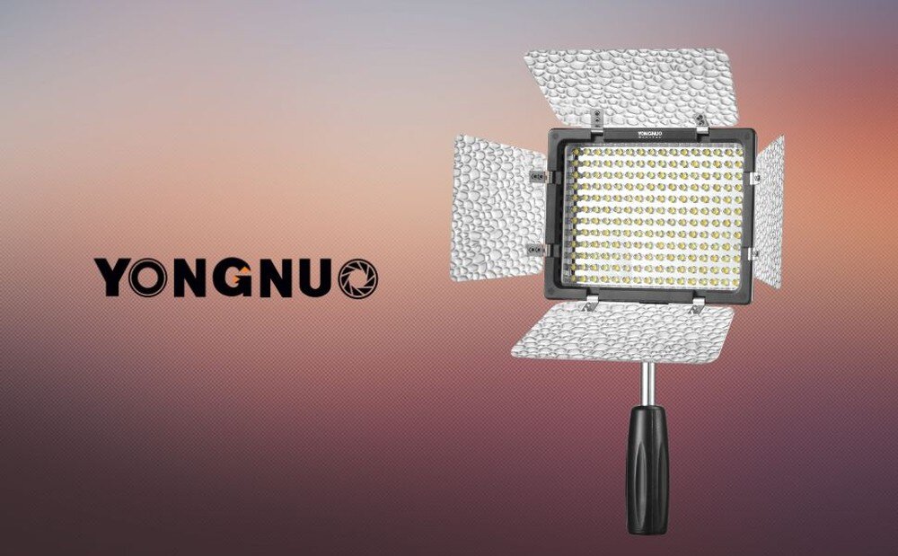 Lampa LED Yongnuo YN160 III - WB (3200 K - 5500 K) z uchwytem obok loga marki Yongnuo