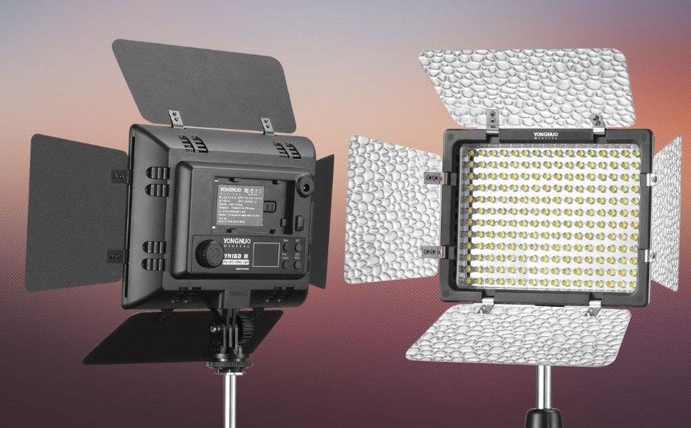 Lampa LED Yongnuo YN160 III - WB (3200 K - 5500 K) w dwóch ujęciach: od przodu oraz od tyłu z widocznym panelem sterowania