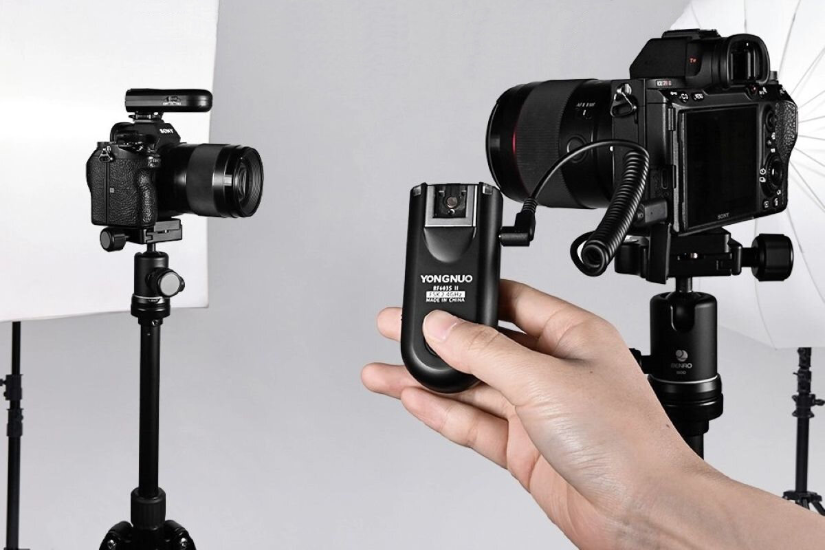 Zestaw dwóch wyzwalaczy radiowych Yongnuo RF603N II z kablem N3 do Nikon podłączony do aparatu