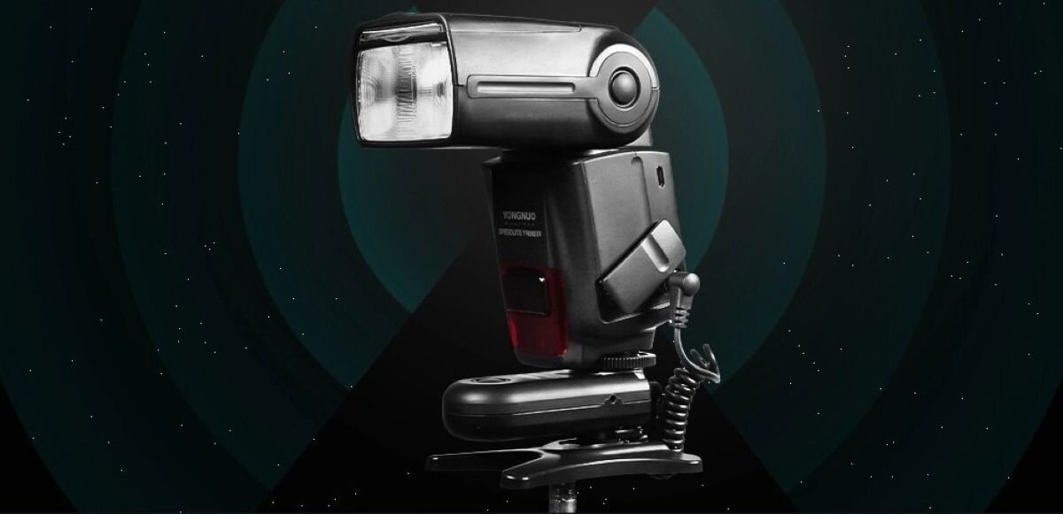 Wyzwalacz radiowych Yongnuo RF603N II z kablem C1 podłączony do lampy błyskowej