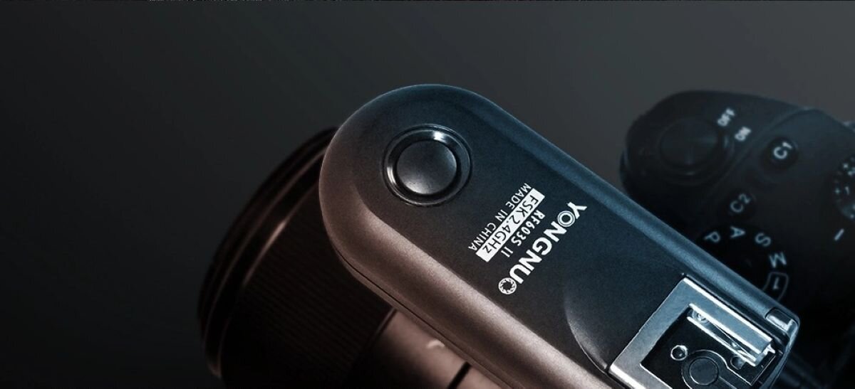 Wyzwalacz radiowych Yongnuo RF603N II z kablem C1 z widoczną gorącą stopką oraz włącznik