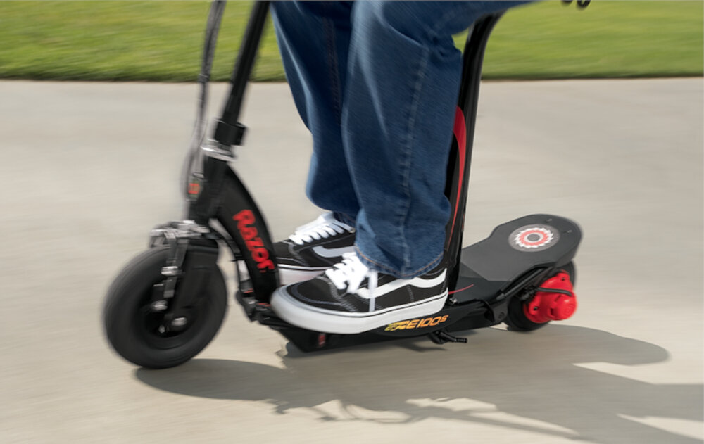 Hulajnoga elektryczna RAZOR E100 S Power Core Czarno-czerwony szeroki poklad stabilnosc komfort antyposlizgowa powloka bezpieczenstwo podczas jazdy udzwig do 100 kg