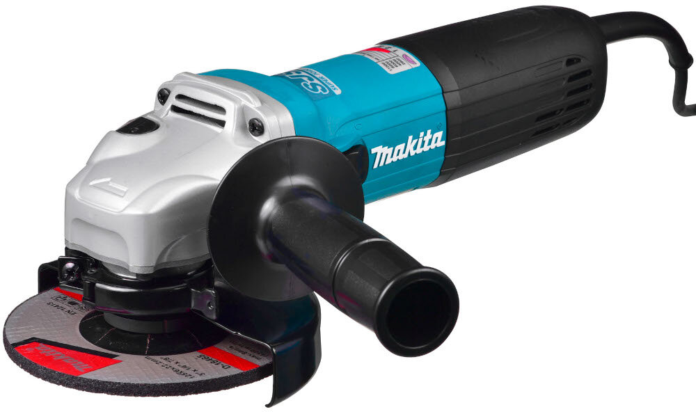 Szlifierka kątowa MAKITA GA5040C szlifierka na białym tle widoczna od przodu pod skosem do precyzyjnego cięcia i szlifowania metalu stali elementów konstrukcyjnych i tworzyw sztucznych średnica tarczy 125 mm ergonomiczna konstrukcja obudowa o długości 303 mm waga od 2,5