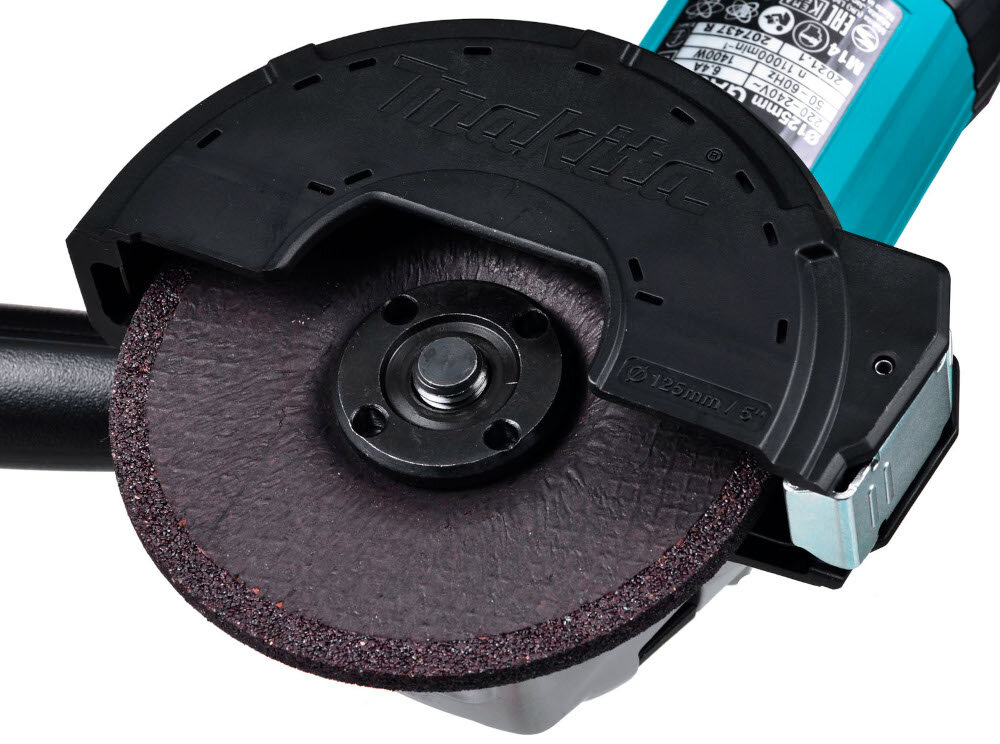 Szlifierka kątowa MAKITA GA5040C zbliżenie na tarczę tnącą i osłonę regulacja stałej prędkości równomierne tempo pracy bez obniżenia jakości cięcia beznarzędziowa regulacja osłony tarczy blokada wrzeciona sprawna wymiana tarczy szlifierskiej