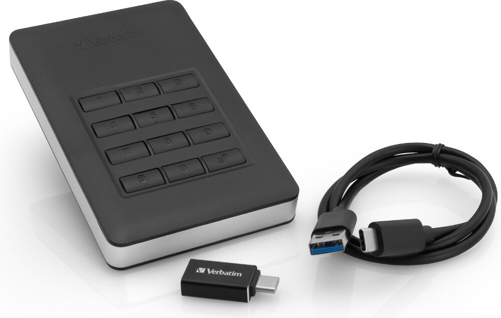 VERBATIM Store 'n' Go Secure Czarny dysk przenośny z kablem oraz adapterem na białym tle, zestaw