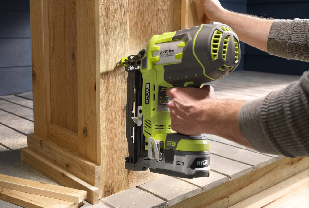 Sztyfciarka RYOBI R18N16G-0 technologia Grip-Light oświetlenia LED hak z klamrą