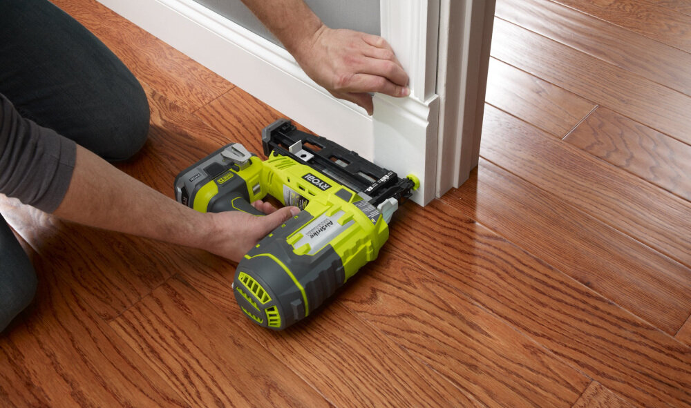 Sztyfciarka RYOBI R18N16G-0 beznarzędziowo montowany ogranicznik regulacji głębokości wbijania gwoździ wskaźnik niskiego poziom gwoździ dostosowana do gwoździ o długości od 19 do 65 mm w typie 1,6 mm