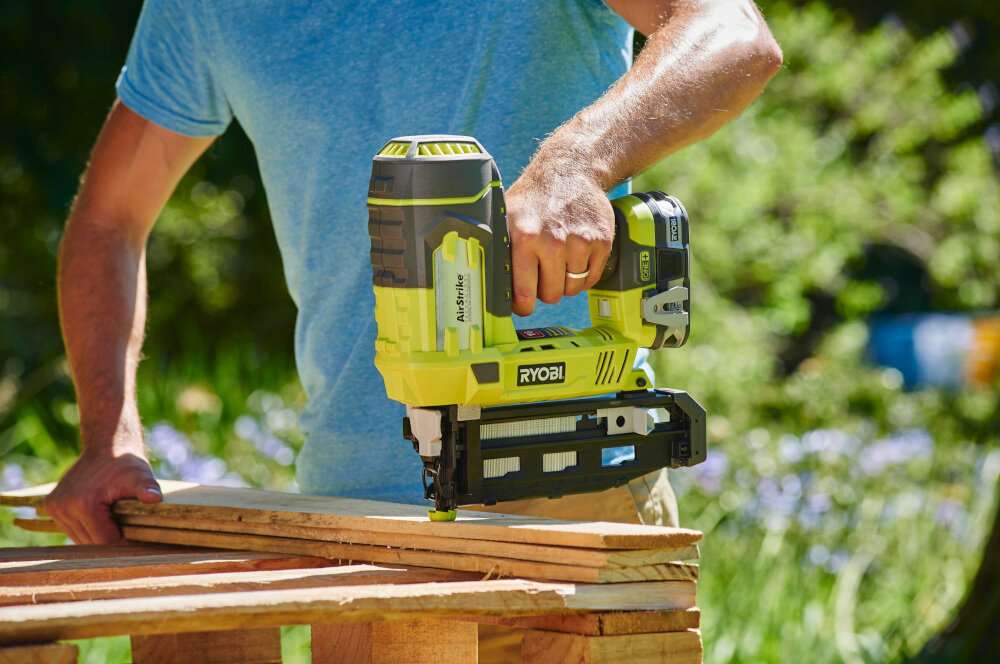 Sztyfciarka RYOBI R18N16G-0 w zestawie hak z klamrą instrukcja obsługi w języku polskim karta gwarancyjna