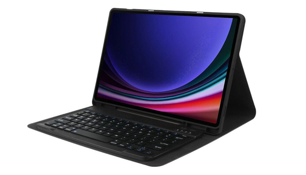 Obraz przedstawia tablet w czarnym etui z klawiaturą, ustawiony w pozycji stojącej. Ekran wyświetla abstrakcyjny, kolorowy wzór.