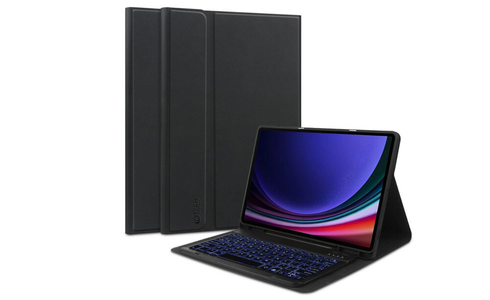Na obrazie widoczne jest czarne etui z klawiaturą, przeznaczone dla tabletu. Klawiatura jest podświetlana na niebiesko, a tablet wyświetla kolorowy ekran.