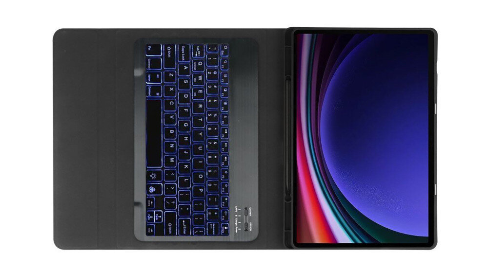 Obraz przedstawia czarne etui z klawiaturą, w którym umieszczony jest tablet z kolorowym ekranem. Klawiatura ma podświetlane klawisze.