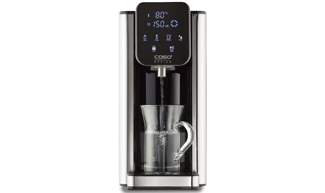 Na obrazie widoczny jest dyspenser do wody z wyświetlaczem pokazującym temperaturę 80°C i objętość 150 mL. Na urządzeniu znajduje się logo \'caso design\', a pod wylewką stoi szklanka napełniana wodą.