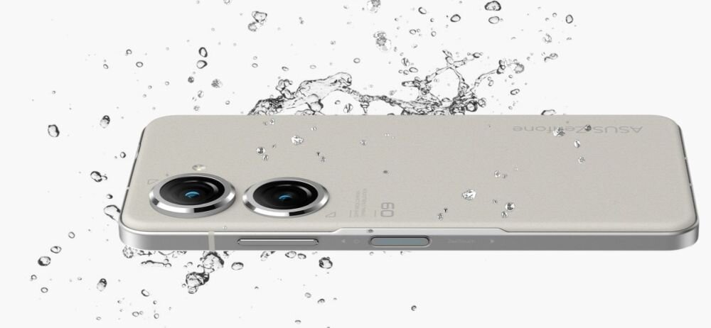 Smartfon z dwoma dużymi obiektywami aparatu, na którym widać krople wody. Na obudowie widoczny jest napis \'ASUS\'.