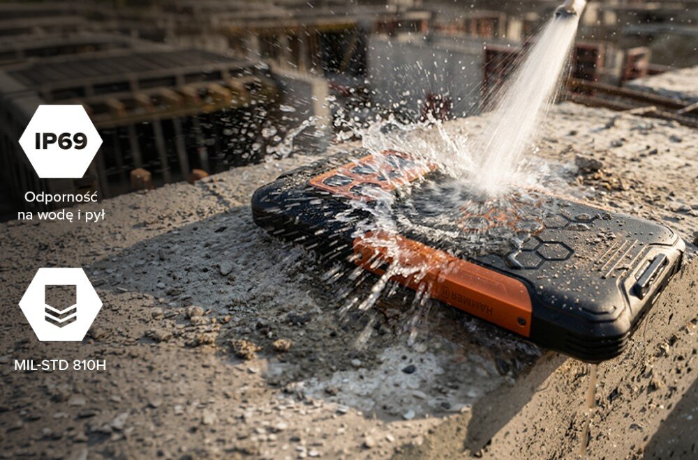 Smartfon HAMMER Construction 3 Thermal 5G polewany wodą, z oznaczeniami odporności IP69 i normy MIL-STD 810H