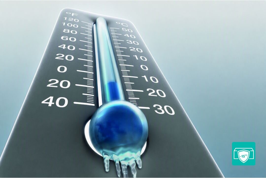 Obraz przedstawia termometr z niebieską cieczą, wskazujący temperaturę poniżej zera. W prawym dolnym rogu znajduje się ikona z symbolem -15°C.