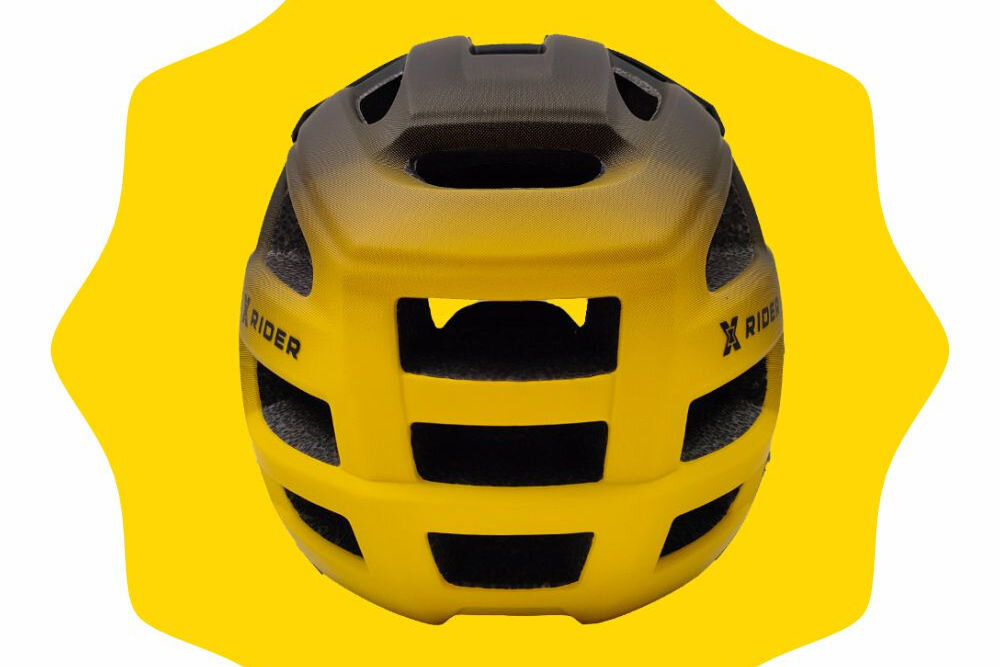 Kask rowerowy w kolorze czarno-żółtym z widocznymi otworami wentylacyjnymi. Na boku kasku znajduje się napis \'XRIDER\'.