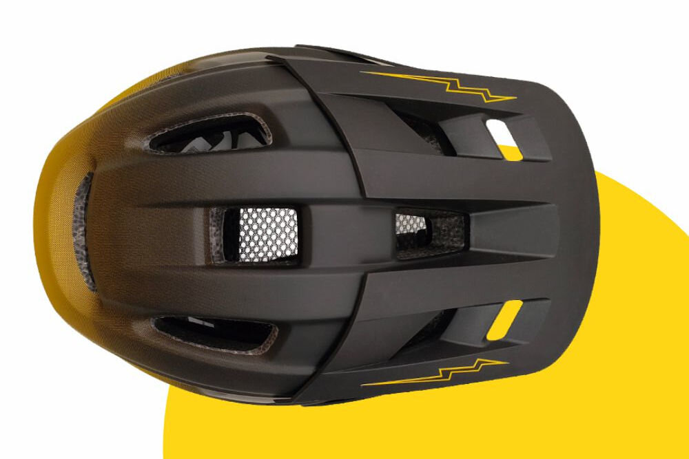 Kask rowerowy w kolorze czarno-żółtym z widocznymi otworami wentylacyjnymi i żółtymi wzorami na górnej części. Tło jest białe z żółtym elementem w dolnej części obrazu.