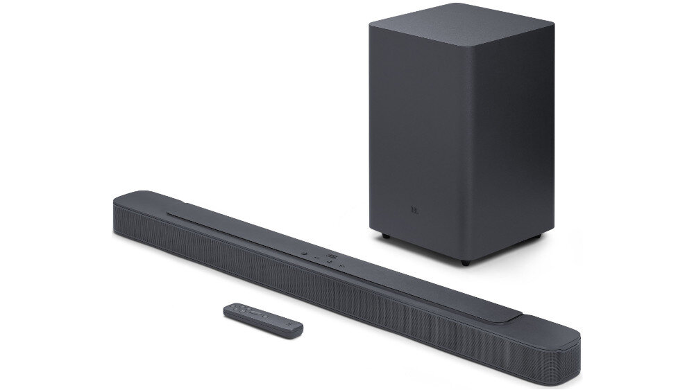 Na obrazie widoczny jest czarny soundbar z bezprzewodowym subwooferem oraz pilotem. Urządzenia mają minimalistyczny design i są ustawione na białym tle.