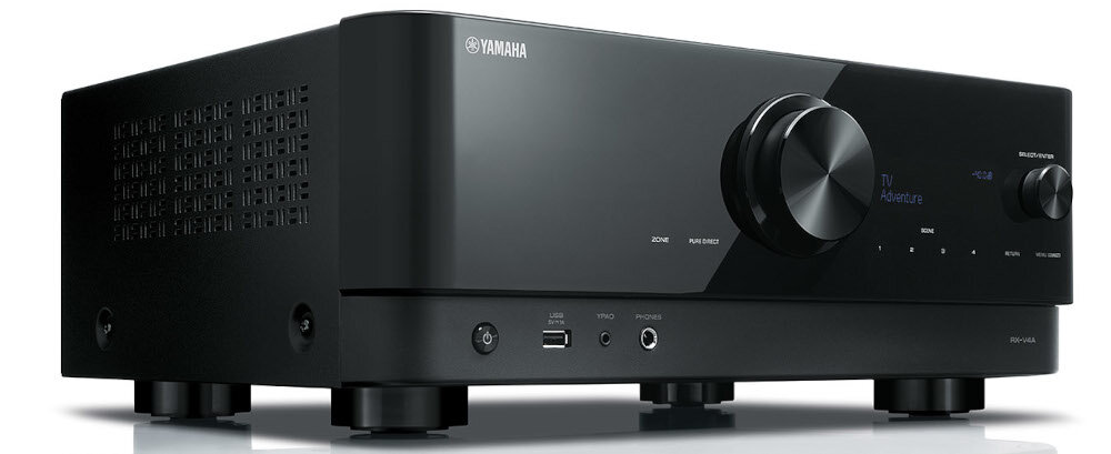 Czarny amplituner YAMAHA z dużym pokrętłem regulacji i wyświetlaczem pokazującym \'TV Audio\'. Na przednim panelu znajdują się porty USB, słuchawkowy i inne przyciski sterujące.