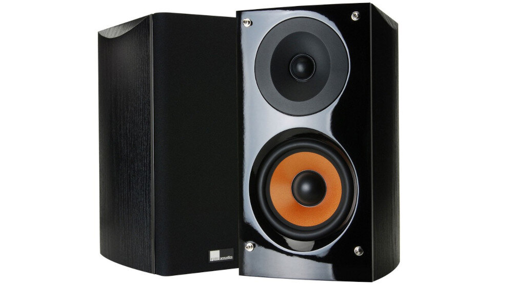 Na obrazie widoczne są dwie czarne kolumny głośnikowe z logo \'PURE ACOUSTICS\'. Jedna z kolumn ma widoczne dwa głośniki, z których dolny jest pomarańczowy.