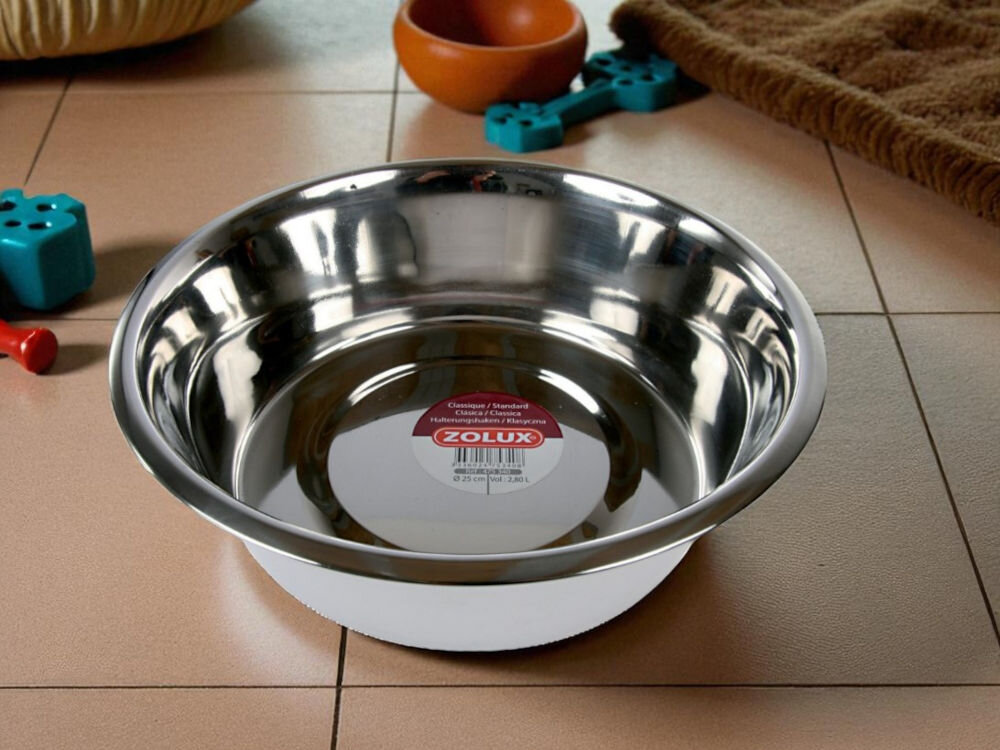 Miska dla psa i kota ZOLUX 475350  Metalowa miska z połyskiem stojąca na kafelkowanej podłodze w tle zabawki i legowsko psa