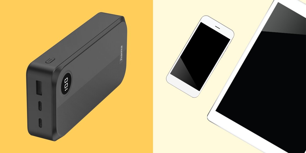Po lewej stronie widoczny jest czarny powerbank z wyświetlaczem pokazującym \'100\' oraz dwoma portami USB i jednym portem USB-C. Po prawej stronie znajduje się smartfon i tablet na jasnym tle.