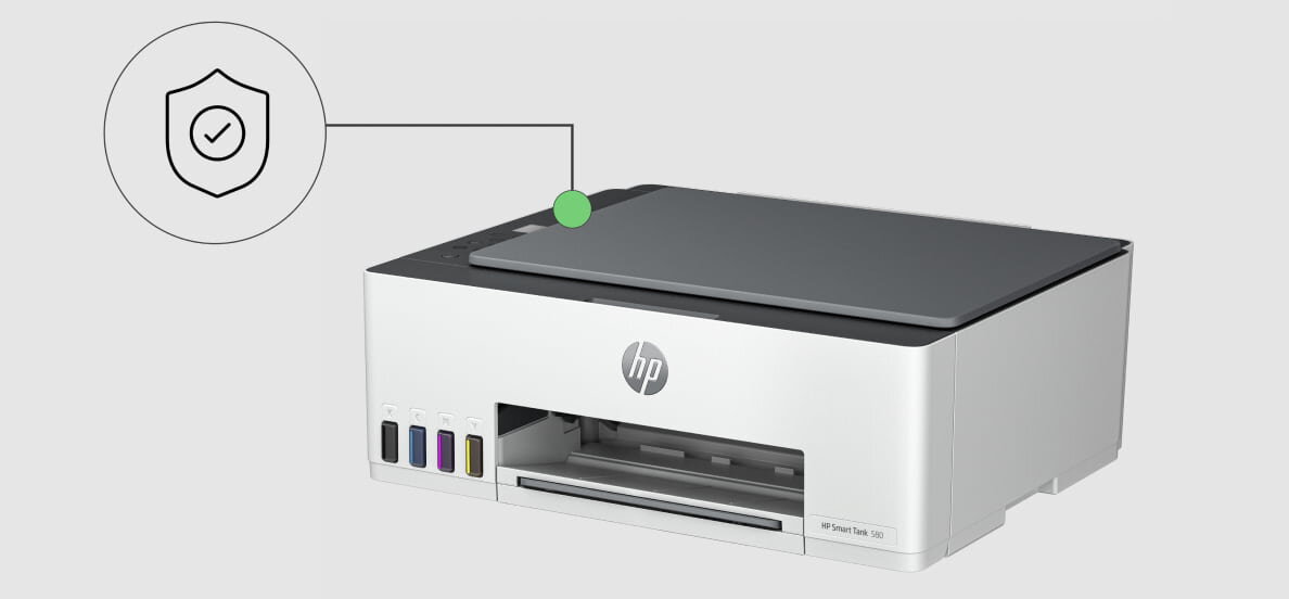 Na obrazie znajduje się białe urządzenie wielofunkcyjne z logo HP, z widocznymi czterema pojemnikami na tusz z przodu. Obok urządzenia znajduje się ikona tarczy z zaznaczeniem, co może sugerować funkcję ochrony lub bezpieczeństwa.
