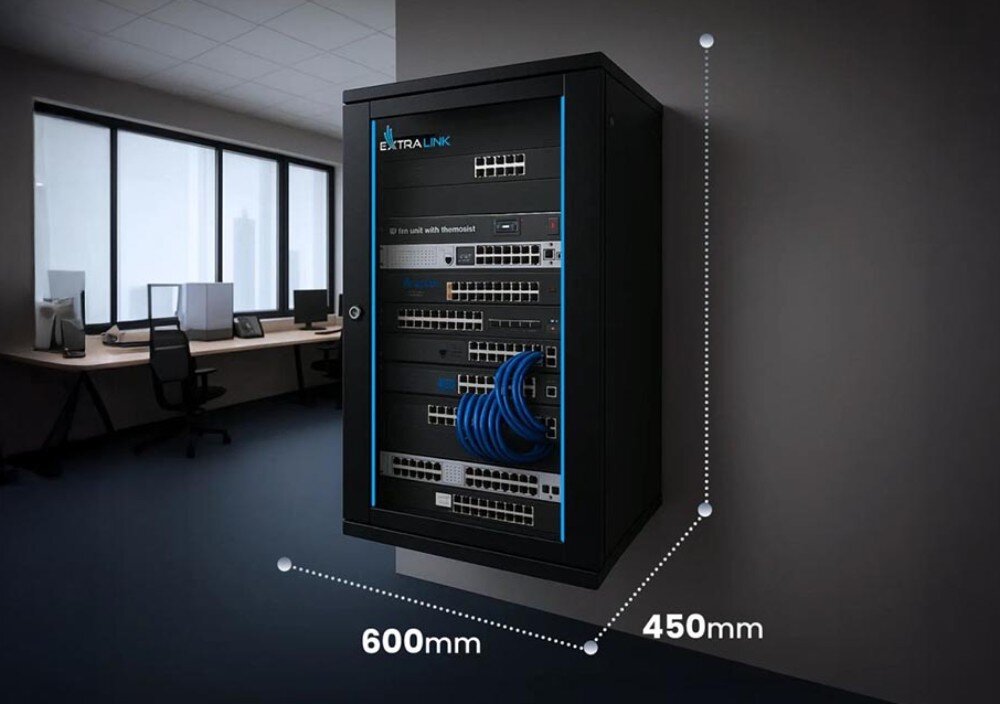 Szafa RACK EXTRALINK 19 12U EX.7263 600 x 450 mm Zdjęcie przedstawia czarną szafę wiszącą z urządzeniami sieciowymi, zamontowaną na ścianie w biurze, z zaznaczonymi kropkowaną linią wymiarami szerokości i głębokości, przeznaczenie, wielkość, standard