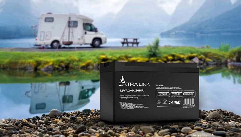 Akumulator EXTRALINK AGM EX.6327 7.2Ah 12V, pojemność, ładowanie, VRLA, efektywność, w tle górzysty teren i camper, na pierwszym planie akumulator na skale