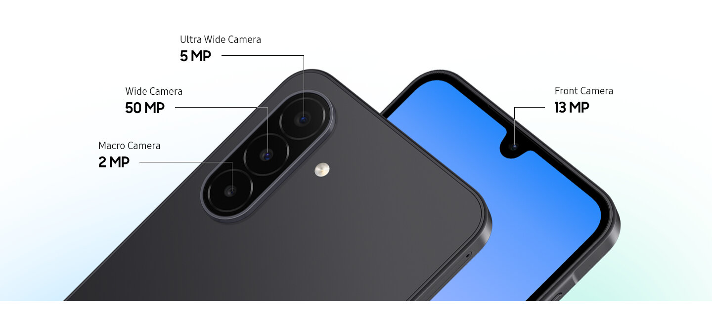 Dwa modele Galaxy A18. Jeden z nich widziany od tyłu, z widocznym aparatem ultraszerokokątnym 5 MP, szerokokątnym 50 MP oraz aparatem makro 2 MP. Drugi widziany od przodu, z widocznym przednim aparatem 13 MP. Obraz przedstawia smartfon z trzema tylnymi kamerami: Ultra Wide Camera 5 MP, Wide Camera 50 MP, Macro Camera 2 MP oraz przednią kamerą 13 MP. Tło jest jasne, a ekran urządzenia wyświetla niebieski gradient.