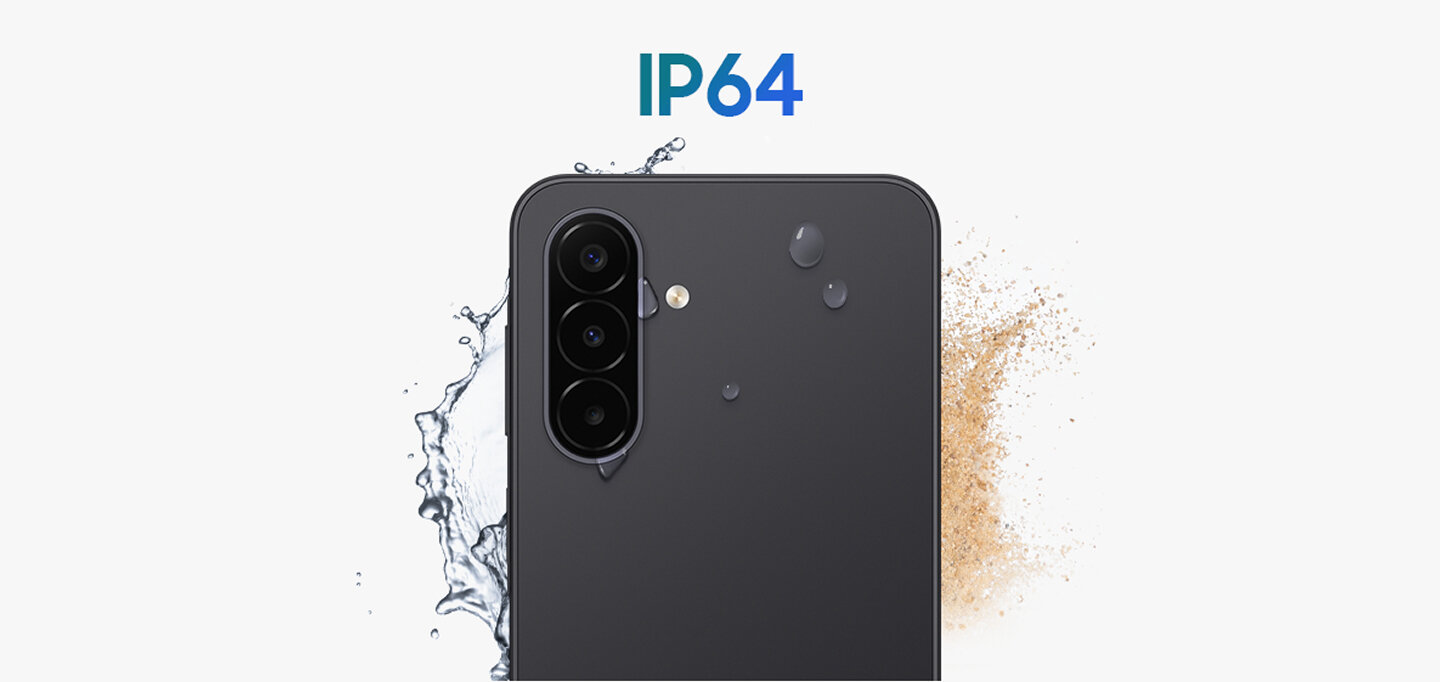 Galaxy A18 w kolorze czarnym widziane od tyłu z plamami wody i pyłem wokół, co podkreśla stopień ochrony IP64. Obraz przedstawia tylną część czarnego smartfona z trzema obiektywami aparatu, na którym widoczne są krople wody i pył. Nad urządzeniem znajduje się napis \'IP64\'.