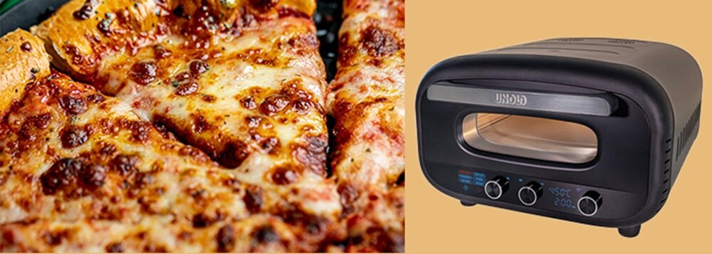 Po lewej stronie widać zbliżenie na pizzę z roztopionym serem i przypieczonymi brzegami. Po prawej stronie znajduje się czarny piec do pizzy z logo \'UNOLD\' i dwoma pokrętłami na panelu przednim.