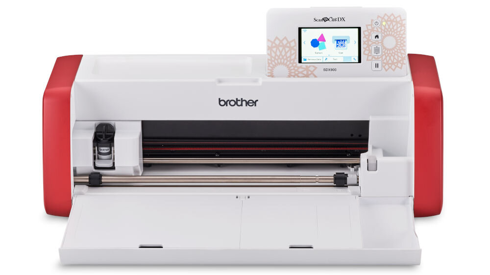 Ploter Brother ScanNCut SDX900 z białą obudową i czerwonymi bokami, posiada wyświetlacz z kolorowym interfejsem. Na obudowie widoczne jest logo \'brother\'.