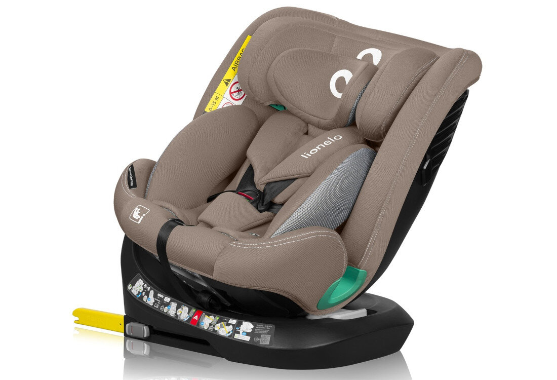 Beżowy fotelik samochodowy z napisem \'lionelo\' na oparciu, posiada system mocowania ISOFIX i kolorowe oznaczenia na podstawie. Widoczne są również pasy bezpieczeństwa i instrukcje użytkowania na etykiecie.