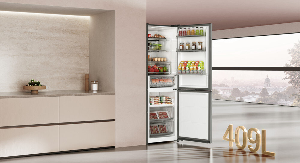 Wnętrze nowoczesnej kuchni z otwartą lodówką wypełnioną różnorodnymi produktami spożywczymi. Obok lodówki znajduje się złoty napis \'409L\'.