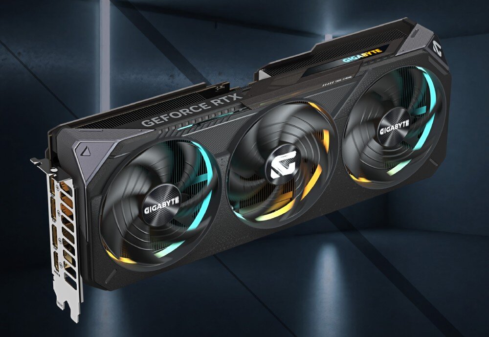 Karta graficzna z trzema wentylatorami, na której widoczne są napisy \'GIGABYTE\' i \'GEFORCE RTX\'.