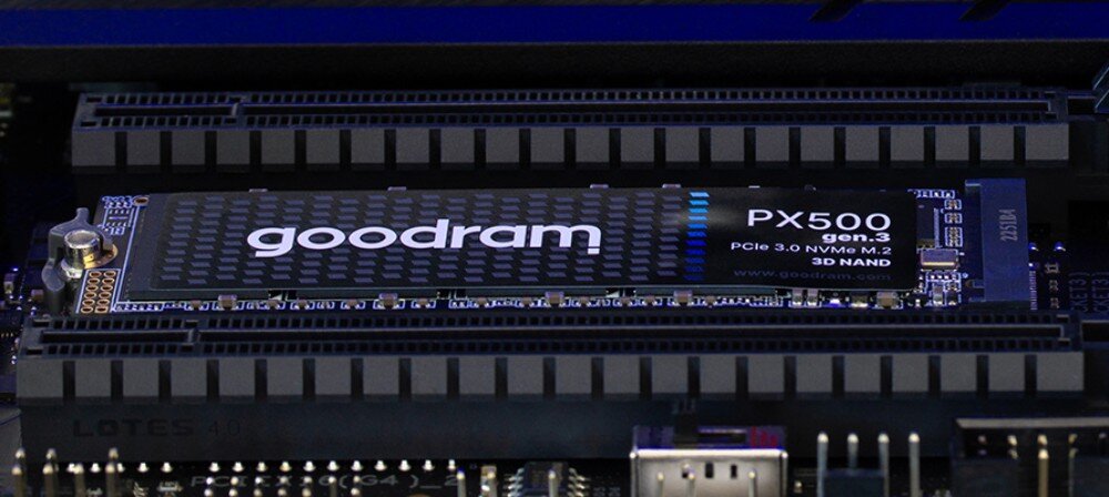 Na obrazie widoczny jest dysk SSD z napisem \'goodram PX500 gen.3 PCIe 3.0 NVMe M.2 3D NAND\' zamontowany na płycie głównej. W tle widać elementy elektroniczne i złącza płyty głównej.
