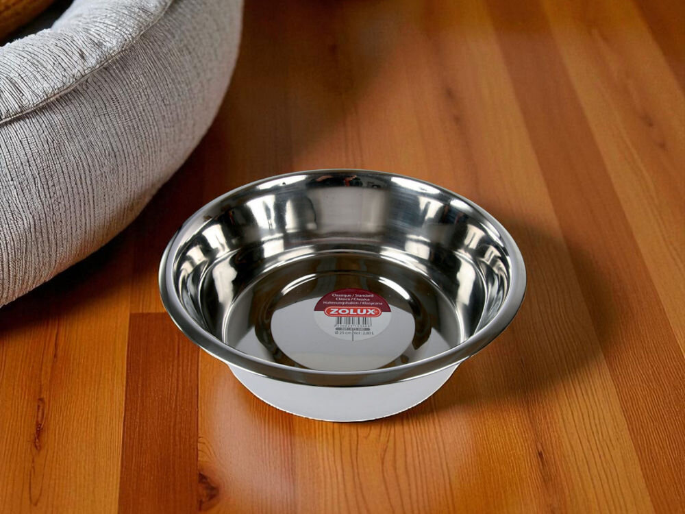 Miska dla psa i kota ZOLUX 475360 Metalowa miska z połyskiem na drewnianej podłodze obok legowisko psa