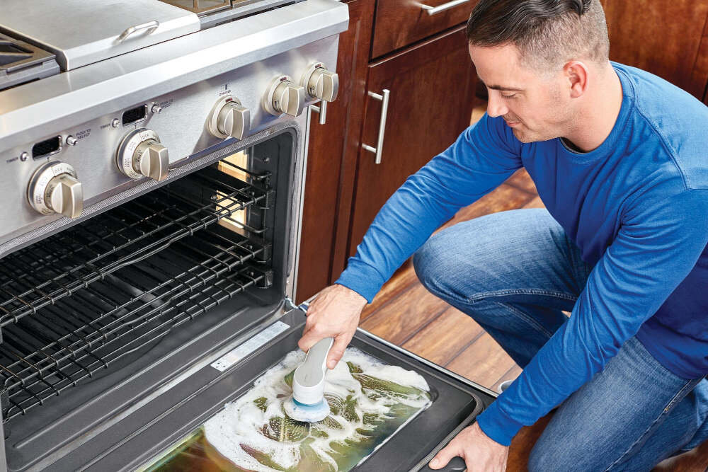 Szczotka BLACK&DECKER BHPC110 wygodne uzytkowanie zasilana akumulatorowo niewielki rozmiar poreczna konstrukcja anrtyposlizgowy uchwyt