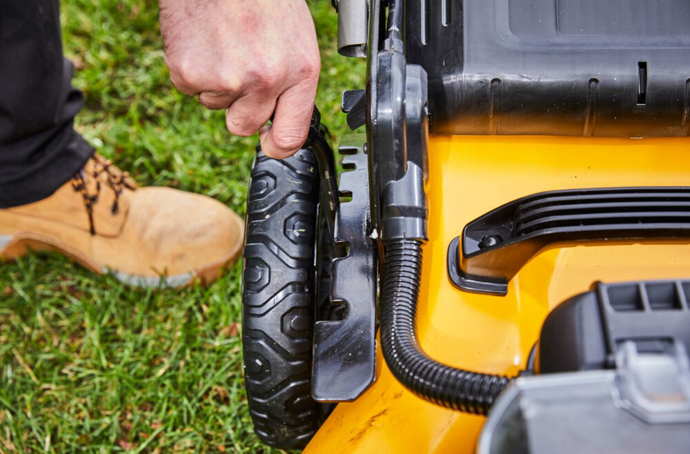 Kosiarka akumulatorowa DEWALT DCMW564P2-QZ koszenie z uwzględnieniem preferowanej wysokości trawy mechanizm sprężynowy 5-stopniowa skala