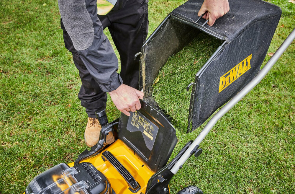 Kosiarka akumulatorowa DEWALT DCMW564P2-QZ kosz siatkowy pojemność 55 litrów zintegrowany uchwyt